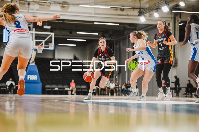 Greta Metz (#3; Deutschland) dribbelt beim FIBA-Spiel in Stockholm