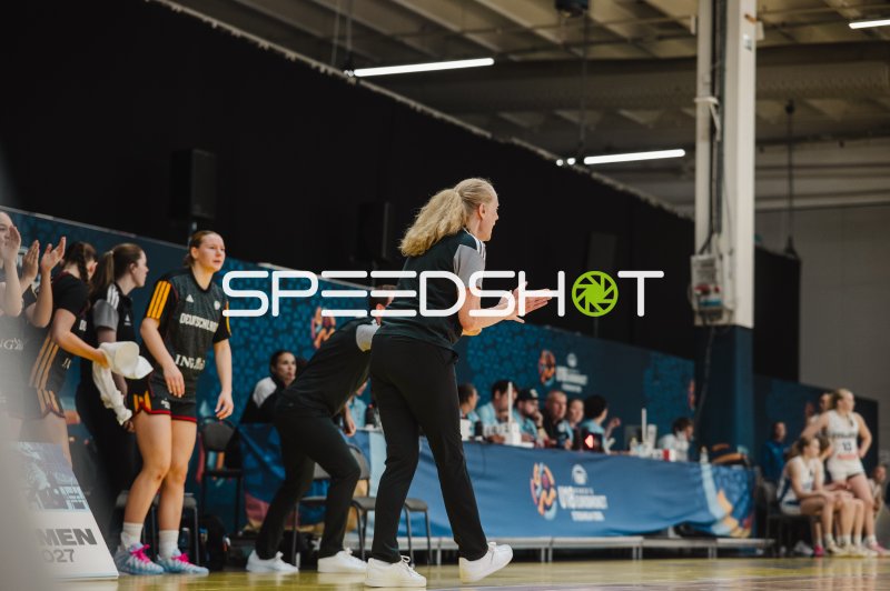 Deutschland-Trainerin klatscht an der Seitenlinie beim U16-Turnier