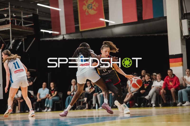 Deutschland-Spielerin (#15) dribbelt sich durch die Abwehr