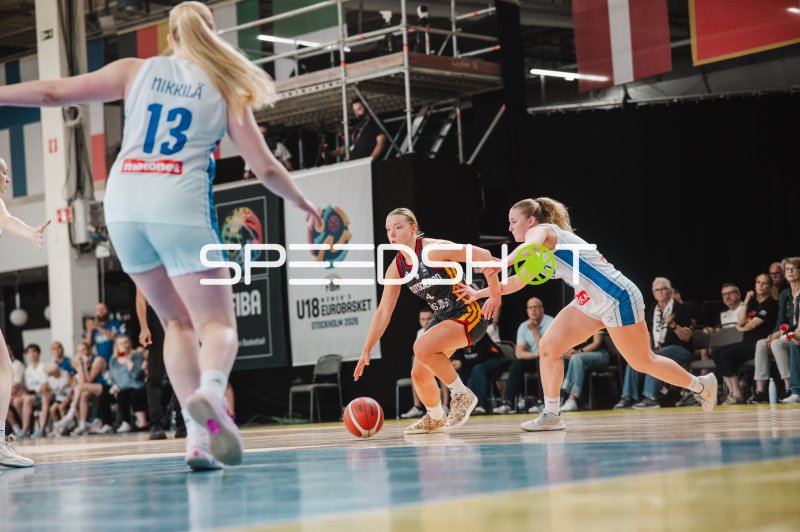 Darina Zraychenko (#8; Deutschland) im Dribbling gegen Alina Nikkila (#13; Finnland)