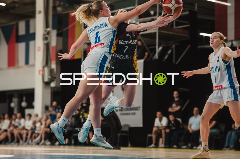 Emma Steinbicker (#7; Deutschland) im Zweikampf gegen Emili Melnikova (#4; Finnland)