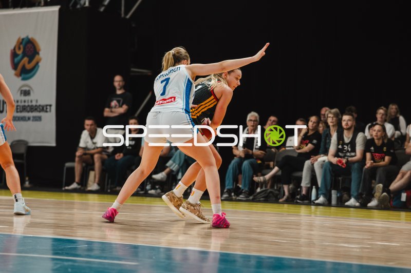 Darina Zraychenko (#8) im Zweikampf beim FIBA Women's EuroBasket U20