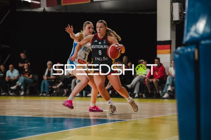 Darina Zraychenko (#8; Deutschland) im Dribbling gegen Finnland