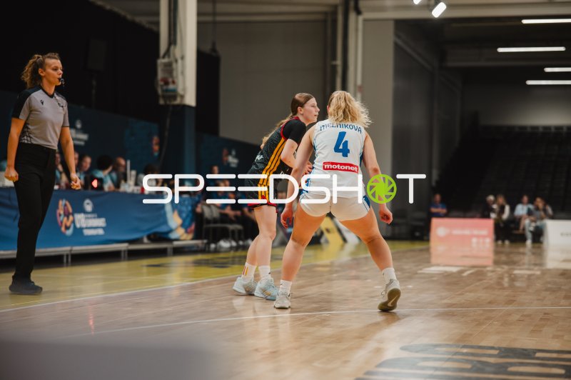Emili Melnikova (#4) im Zweikampf beim U18-Basketball in Stockholm