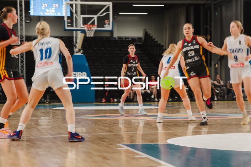 Sarah Siebold (#20; Deutschland) im Angriff gegen Finnland