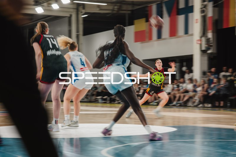 Emma Steinbicker (#7; Deutschland) beim Wurfversuch in Stockholm