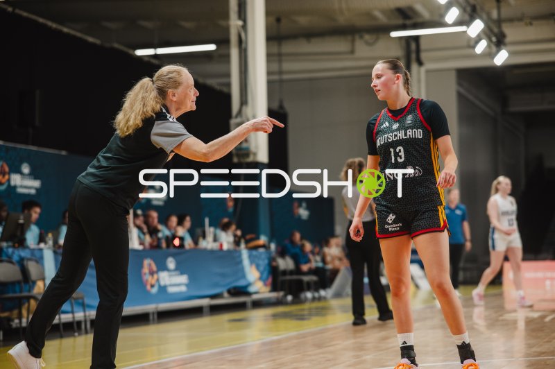 Mia Wiegand (#13; Deutschland) empfängt Anweisungen von Trainerin