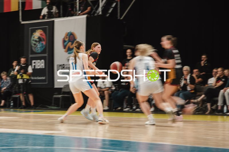 Spielerin im schwarzen Trikot passt den Ball beim FIBA U18-Turnier in Stockholm
