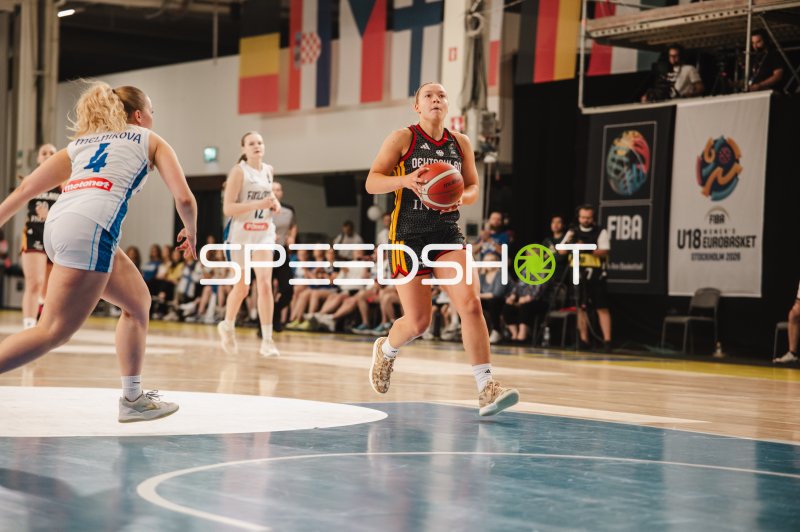 Darina Zraychenko (#8; Deutschland) mit Ball beim Angriff