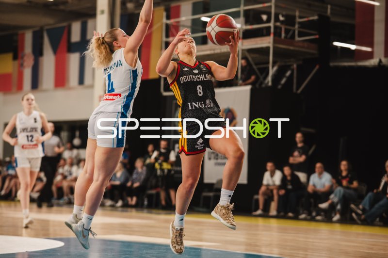 Darina Zraychenko (#8; Deutschland) beim Korbleger gegen Finnland
