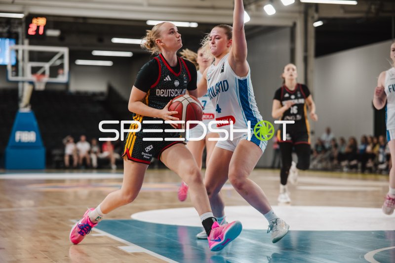 Deutschland-Spielerin im Zweikampf beim Korbanlauf in Stockholm