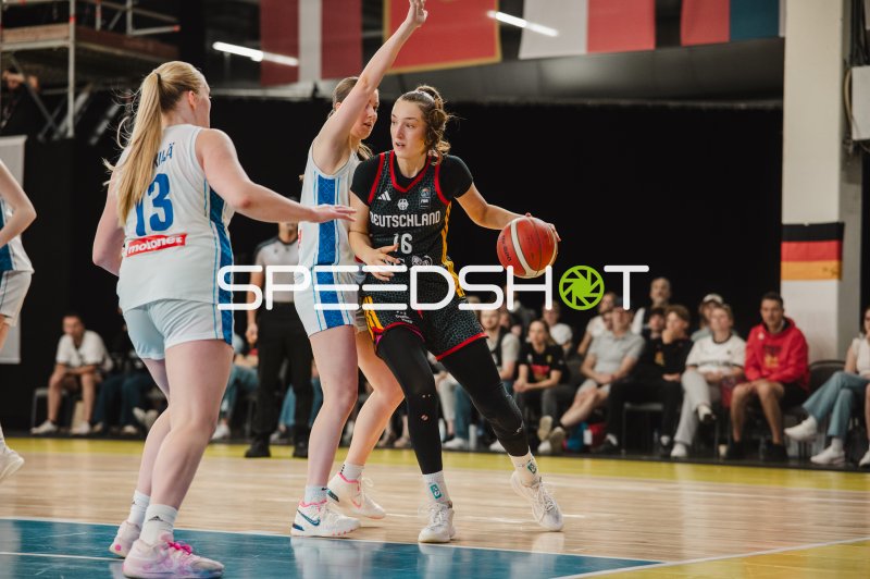 Lilli Schultze (#16; Deutschland) im Dribbling gegen finnische Verteidigung