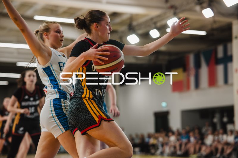 Zweikampf um den Ball beim Basketball-Länderspiel in Stockholm