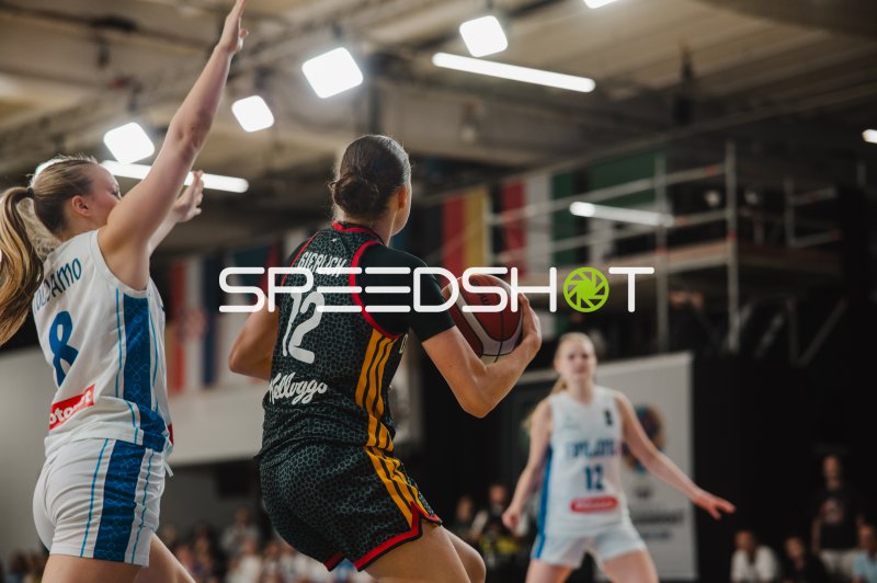 Lara Gierlich (#12) mit Ball im Angriff gegen Gegnerinnen