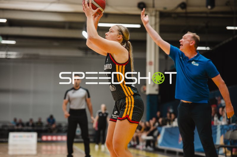 Darina Zraychenko (#8) beim Wurfversuch in Stockholm