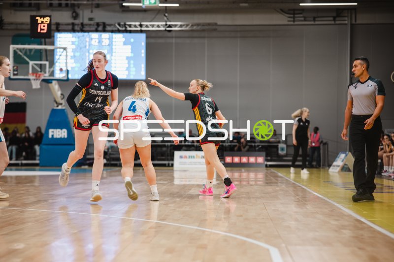 Frederike Askamp (#14; Deutschland) im Spielaufbau gegen Finnland