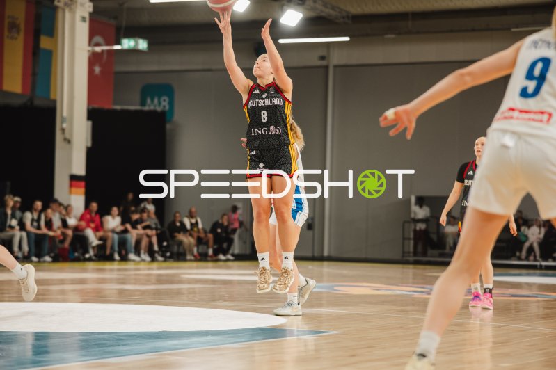 Darina Zraychenko (#8; Deutschland) beim Sprungwurf in Stockholm