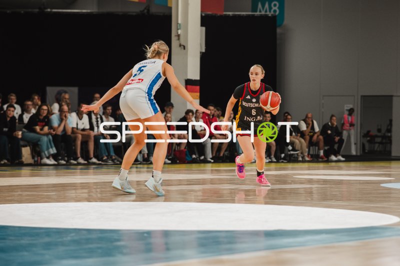 Noemi Schonauer (#6; Deutschland) dribbelt gegen Aino Koskela (#5; Finnland)