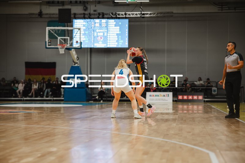 Mia Wiegand (#13) im Angriff beim FIBA-Turnier in Stockholm