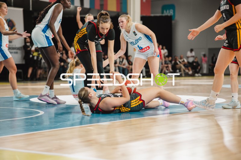 Ballkampf am Boden zwischen Deutschland und Finnland in Stockholm