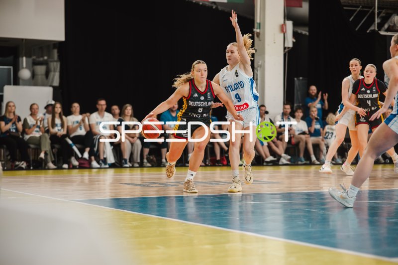 Darina Zraychenko (#8; Deutschland) im Dribbling gegen Finnland