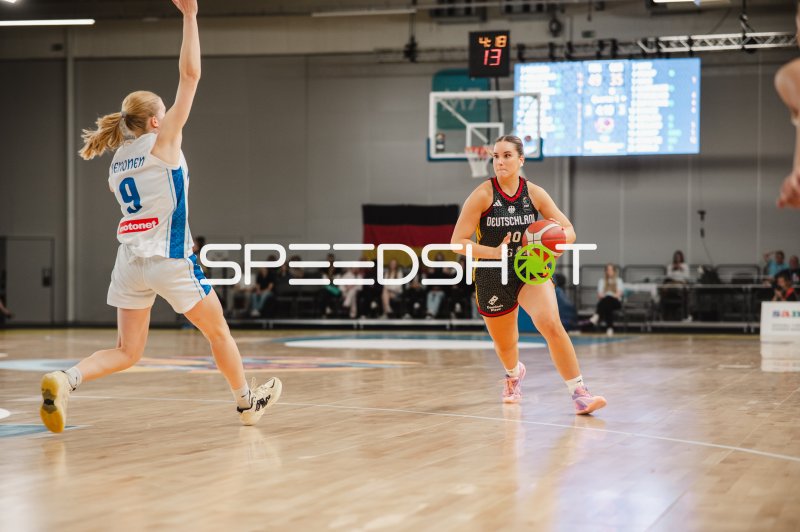 Sarah Siebold (#20; Deutschland) im Eins-gegen-Eins gegen Jessi Nenonen (#9; Finnland)