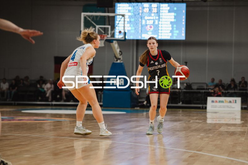 Emma Steinbicker (#7; Deutschland) beim Dribbling im FIBA-Spiel
