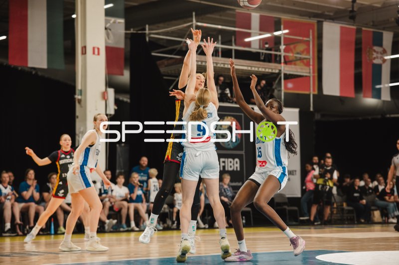Jessi Nenonen (#9; Finnland) blockt Wurfversuch beim FIBA-Turnier in Stockholm