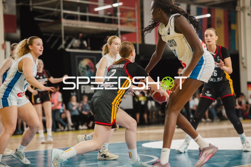 Emma Steinbicker (#7) im Zweikampf beim FIBA-Turnier in Stockholm