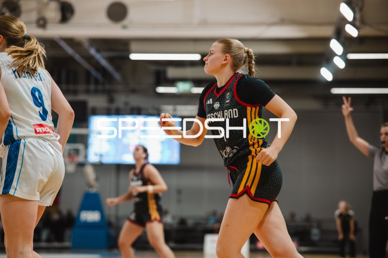 Laura Knaup (#4; Deutschland) im Spielgeschehen in Stockholm