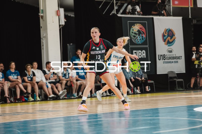 Mia Wiegand (#13; Deutschland) im Zweikampf gegen Finland beim FIBA U18 EuroBasket