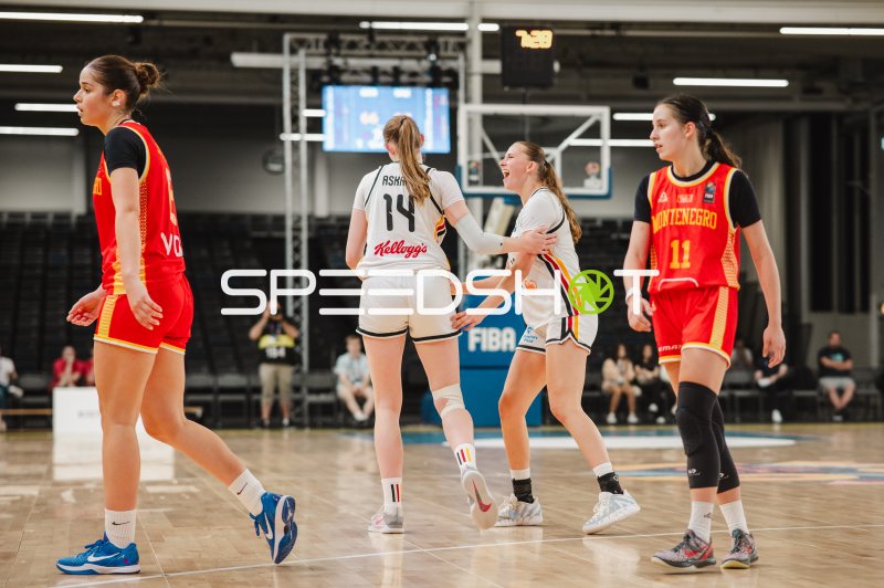 Mia Wiegand (#13) jubelt mit Frederike Askamp (#14) beim FIBA-Turnier