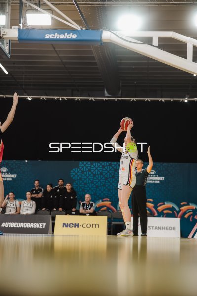 Frederike Askamp (#14; Deutschland) beim Wurfversuch im U18 EuroBasket