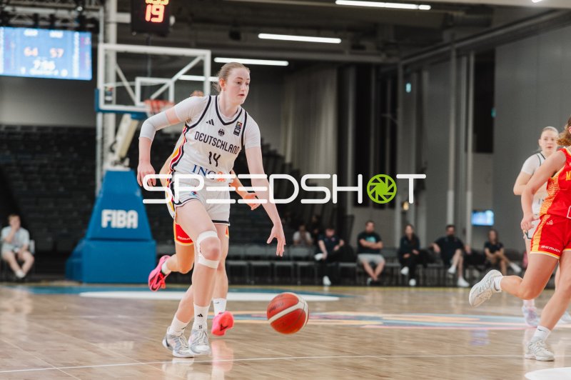 Frederike Askamp (#14; Deutschland) beim Dribbling in Stockholm