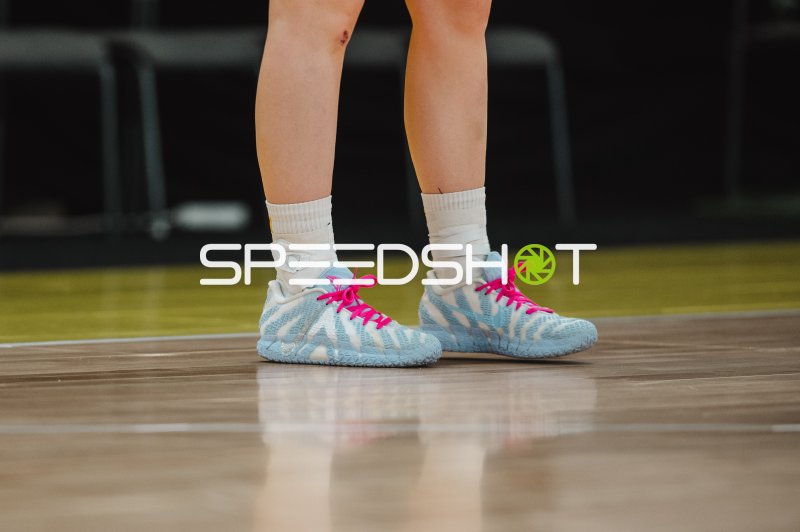 Detailaufnahme: Sportschuhe einer Spielerin auf dem Hallenboden
