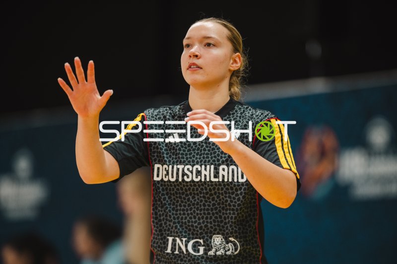 Darina Zraychenko (#8; Deutschland) in Spielaktion in Stockholm