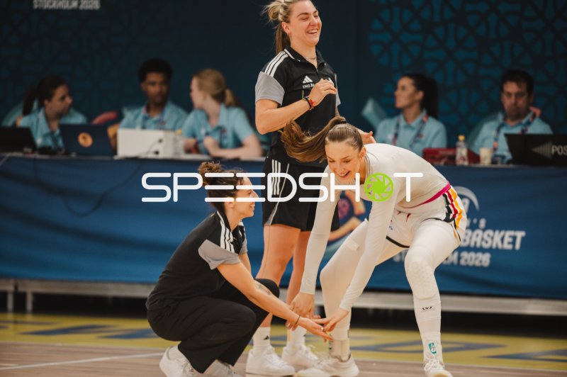 Spielerinnen beim Aufwärmen vor dem Spiel in Stockholm