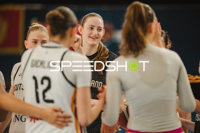 Frederike Askamp (#14) lächelt im Kreis der deutschen Mannschaft
