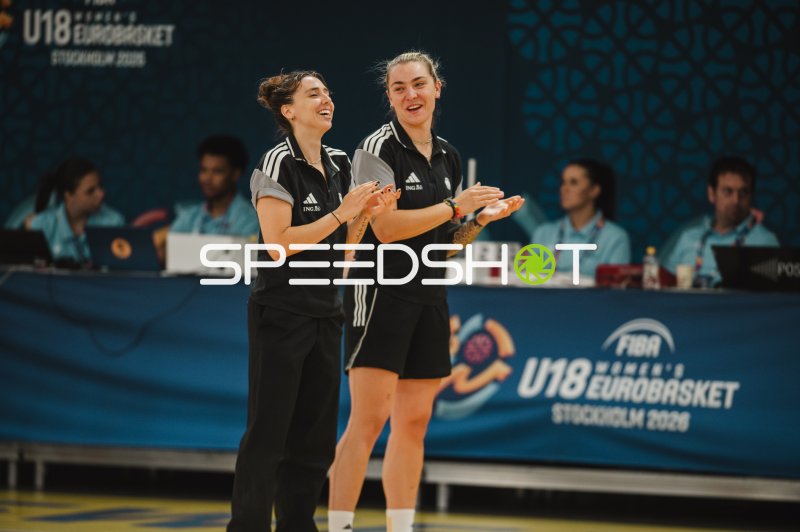 Zwei Spielerinnen klatschen und lachen beim FIBA U18 Women's EuroBasket 2026