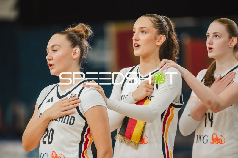 Frederike Askamp (#14) und Teamkolleginnen bei der Nationalhymne