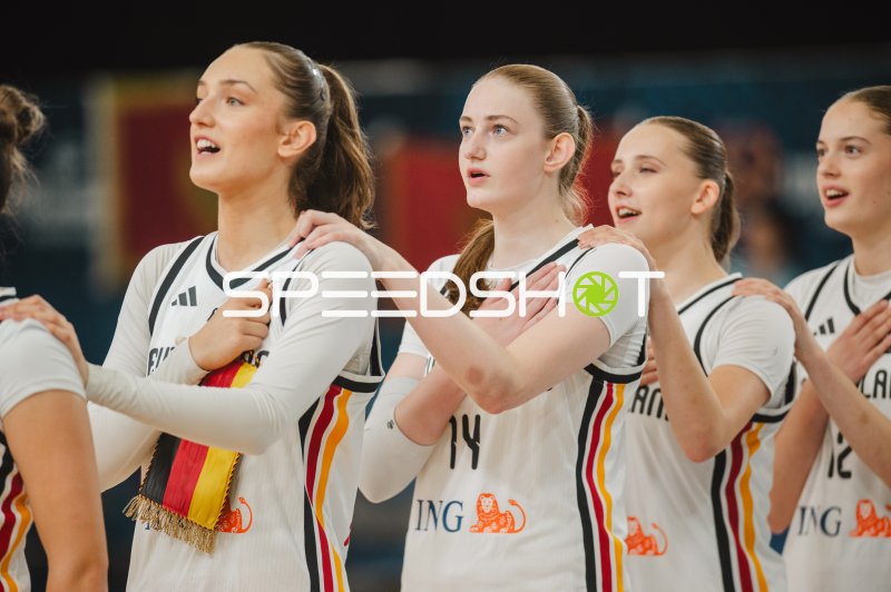 Frederike Askamp (#14) und Lara Gierlich (#12) bei der Nationalhymne