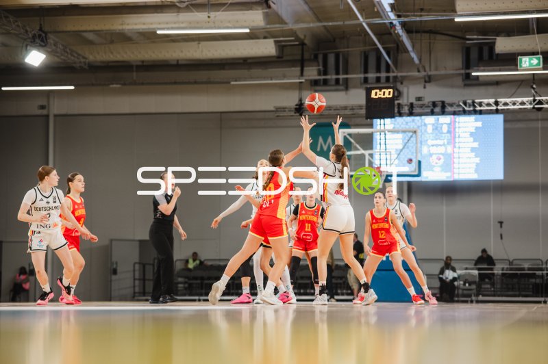 Lara Gierlich (#12; Deutschland) beim Wurf gegen Montenegro