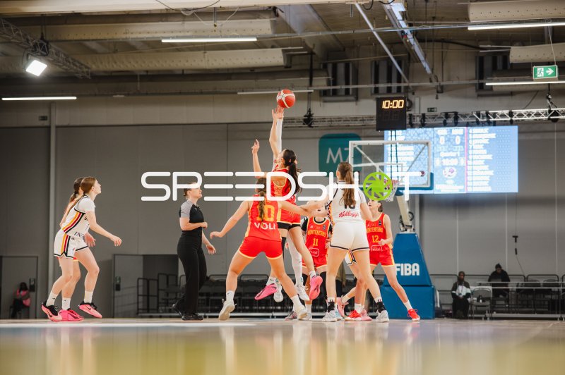 Sprungball-Duell zwischen Montenegro und Deutschland beim FIBA-Turnier in Stockholm