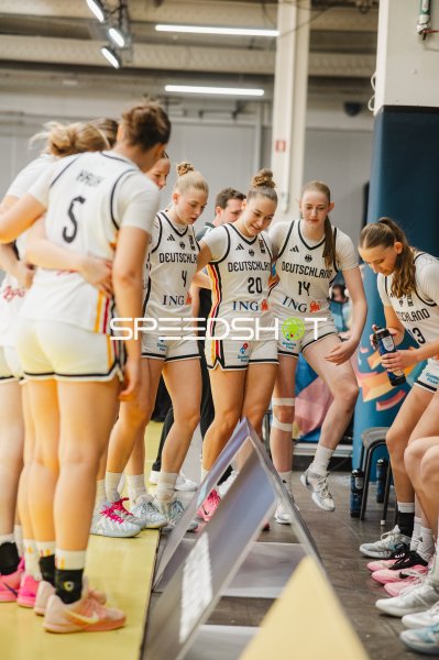 Frederike Askamp (#14; Deutschland) und Mia Wiegand (#13; Deutschland) in Auszeit-Besprechung