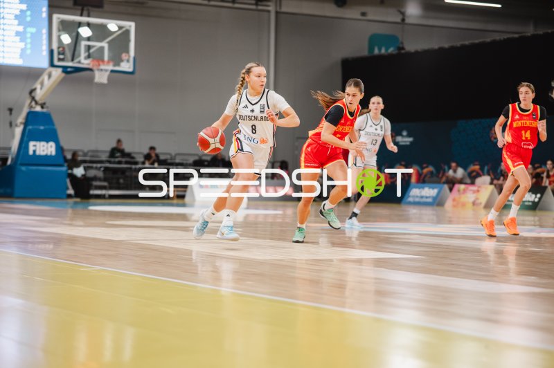 Darina Zraychenko (#8; Deutschland) im Dribbling gegen Montenegro
