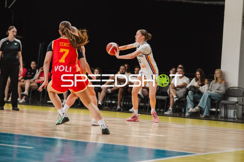 Lara Gierlich (#12; Deutschland) mit Ball im Angriff
