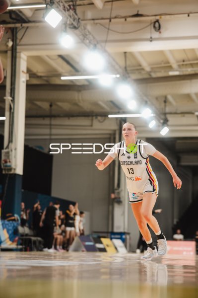 Mia Wiegand (#13; Deutschland) im Spielaufbau in Stockholm