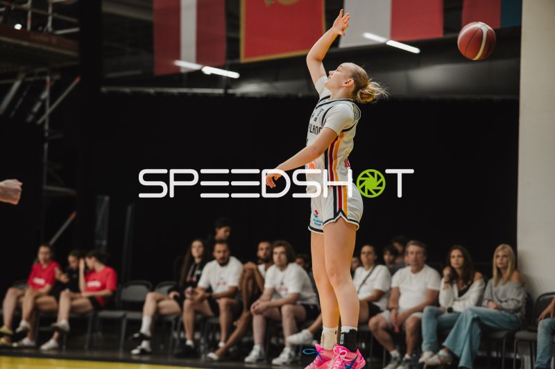 Spielerin beim Sprungwurf im Basketball-Match in Stockholm