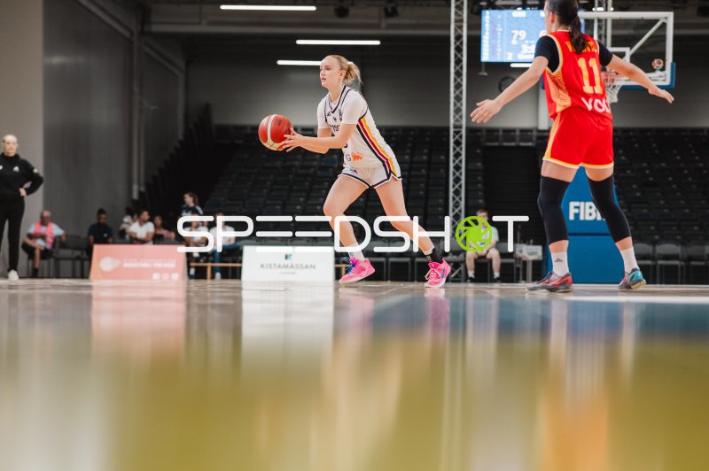 Deutsche Spielerin mit Ball im Angriff bei FIBA-Turnier in Stockholm