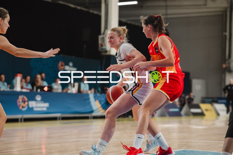 Zweikampf im Dribbling beim U18-Damen-Basketball in Stockholm